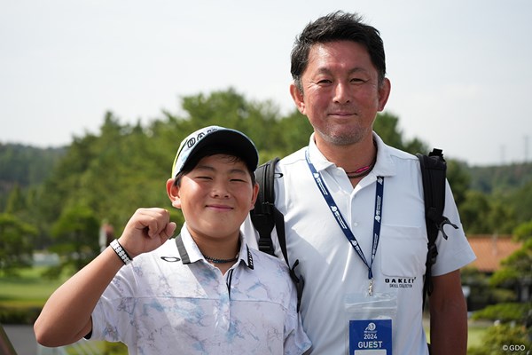 父・誠之さん（右）と記念撮影