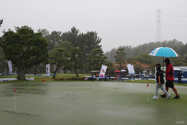 2024年 ACNチャンピオンシップゴルフトーナメント 初日 練習グリーン 降雨でスタート遅れ