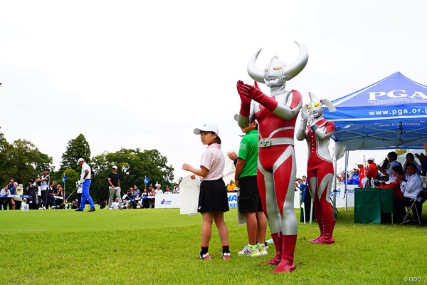 2024年 日本プロゴルフシニア選手権 TSUBURAYA FIELDS HOLDINGS ULTRAMAN CUP 4日目 ウルトラの父 ウルトラの母 ナイスショットに拍手を送るウルトラの父とウルトラの母