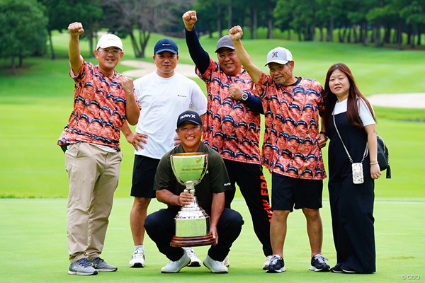 2024年 日本プロゴルフシニア選手権 TSUBURAYA FIELDS HOLDINGS ULTRAMAN CUP 4日目 増田伸洋 高校時代の仲間と。顔がプリントされたおそろいのTシャツに「オレは『着てくるな！』って言ったんだ！」