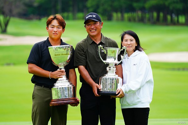 増田康輔(左)は父・増田伸洋(中)の優勝カップを手に記念撮影。右は母の聖子さん