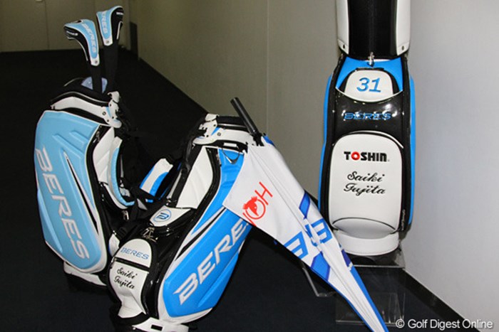 記者発表会場には今季藤田幸希が使用するキャディバッグや傘なども展示された 2011年 ホットニュース 契約記者発表会 本間ゴルフ