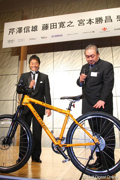 宮本勝昌 チーム芹澤感謝の集い 宮本はブリヂストンからオレンジ色のオリジナル自転車を贈られご満悦