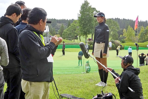 2024年 富士通レディース 事前 馬場咲希 直立不動、礼儀正しくメディア対応