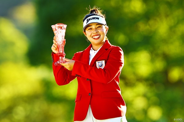 古江彩佳とのプレーオフを制した山下美夢有が今季初勝利を飾った