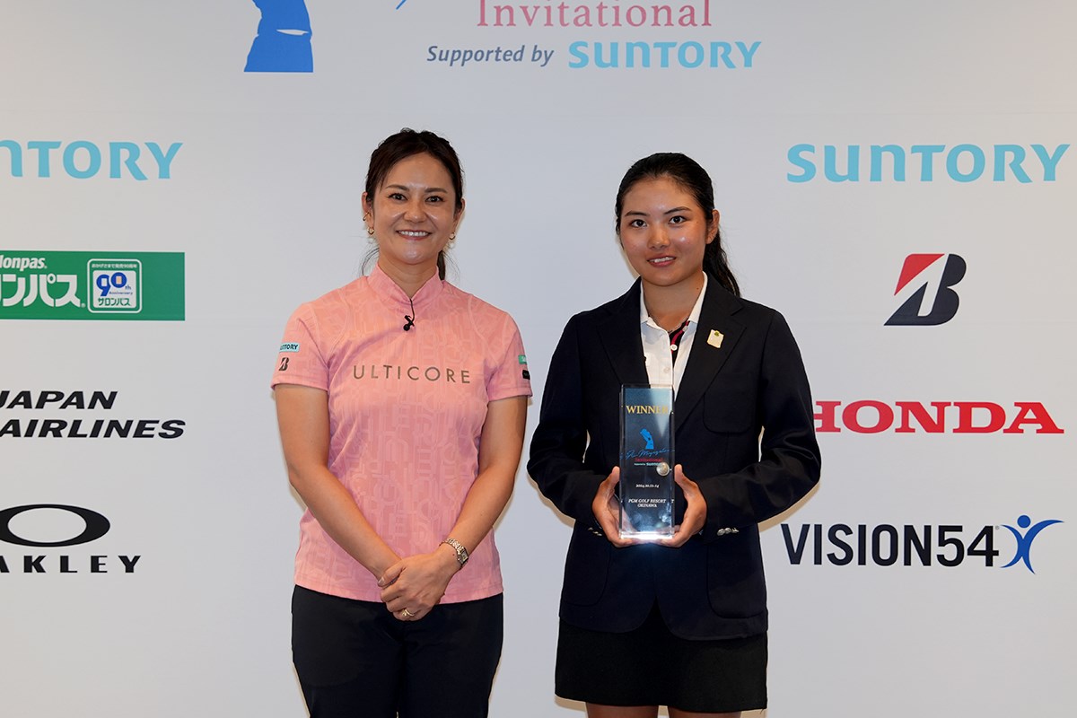 2024年 宮里藍インビテーショナルSupported by SUNTORY 宮里藍さん 吉崎マーナ 宮里藍さんは優勝した吉崎マーナ（右）を祝福
