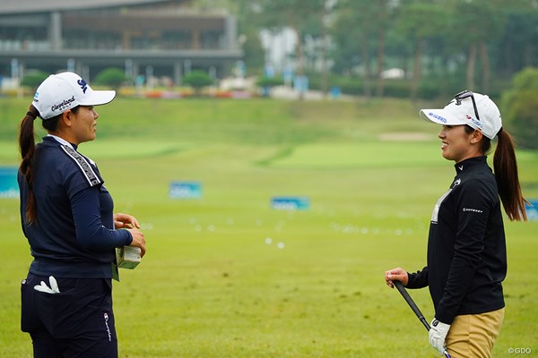 ともに中国から連戦の勝みなみ（左）と西村優菜。同じホテルに泊まっているため、一緒に食事に行くこともあるとか