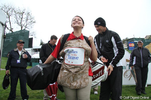 2011年 ノーザントラストオープン プロアマ日 パドレイグ・ハリントン 20歳のジェニファーさんはP.ハリントンのバッグを担ぎ、ちょっと重そう！？