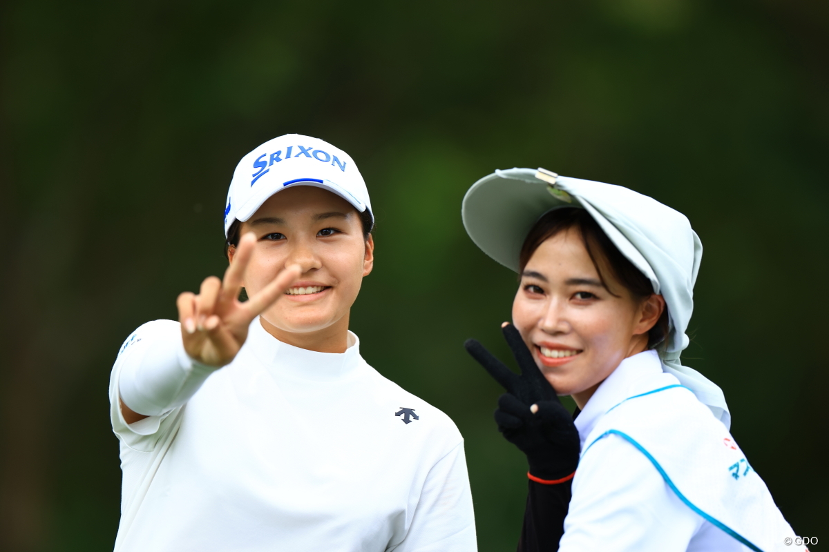 キャディさんと一緒にパチリ 2024年 NOBUTA GROUP マスターズGCレディース 2日目 戸高玲奈
