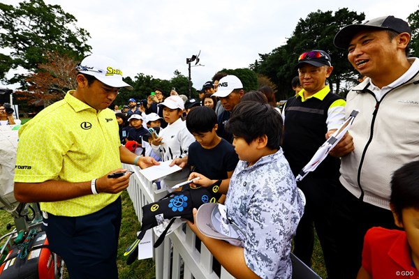 2024年 ZOZOチャンピオンシップ 最終日 松山英樹 ラウンド後はたくさんのファンにサイン