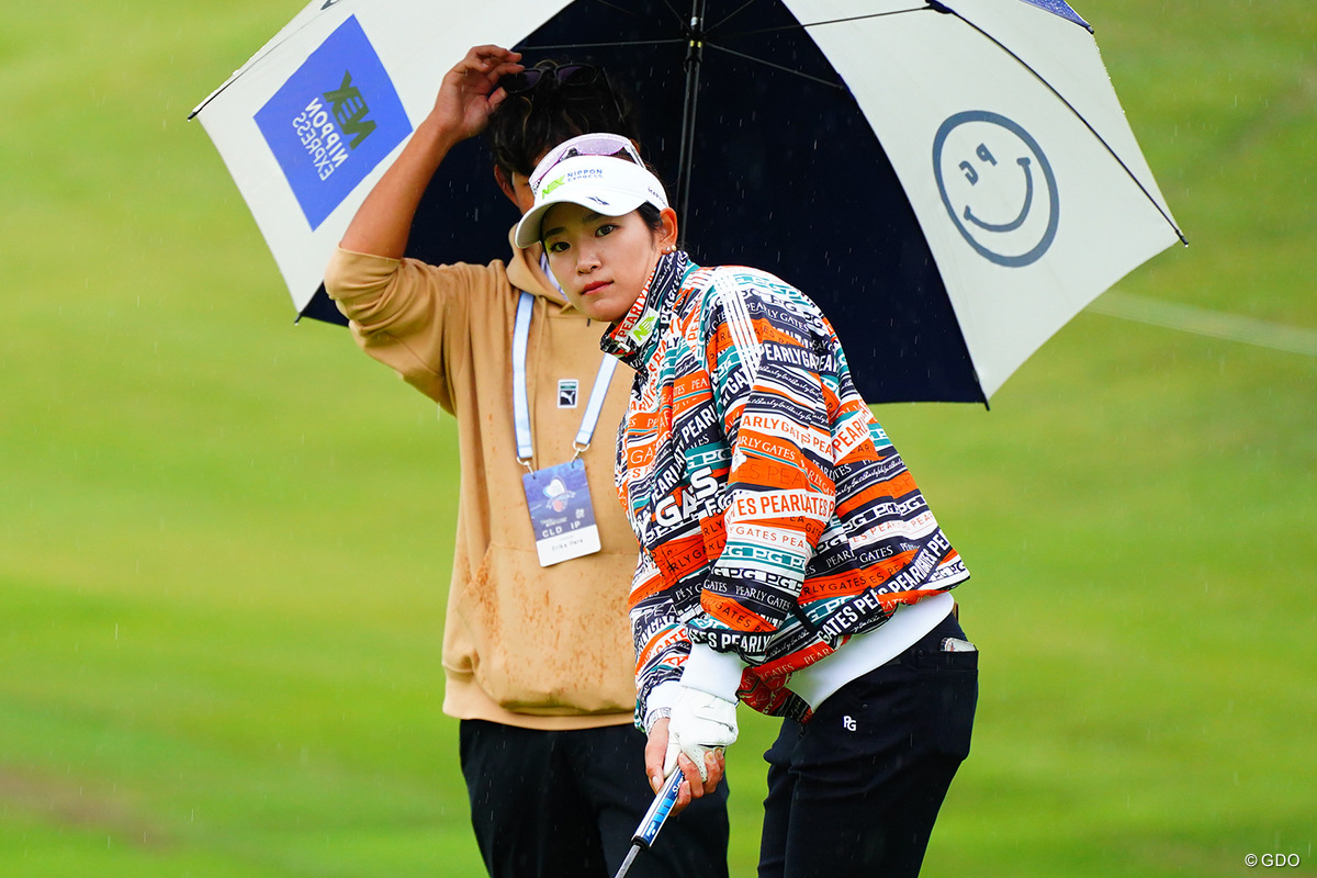 開幕前日は雨の中を練習ラウンド