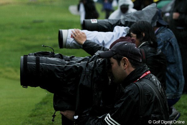 2011年 ノーザントラストオープン 2日目 カメラマン 選手やギャラリーだけでなく、カメラマンも雨の中で奮闘中。雨にも負けず、風にも負けず・・・