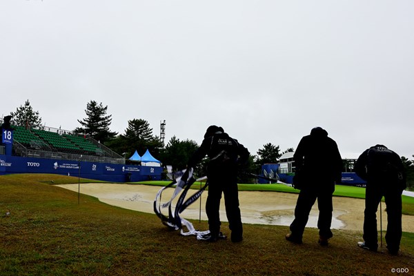 雨のコースで対応に追われる係員