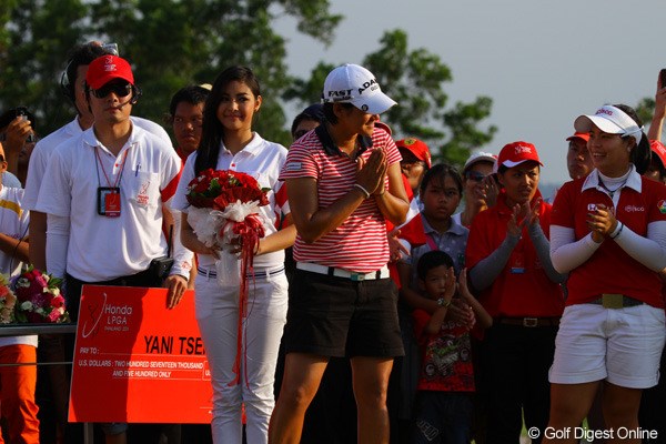 2011年 ホンダLPGAタイランド 最終日 ヤニ・ツェン タイの人々に倣い両手を合わせて表彰式に出るヤニ・ツェン