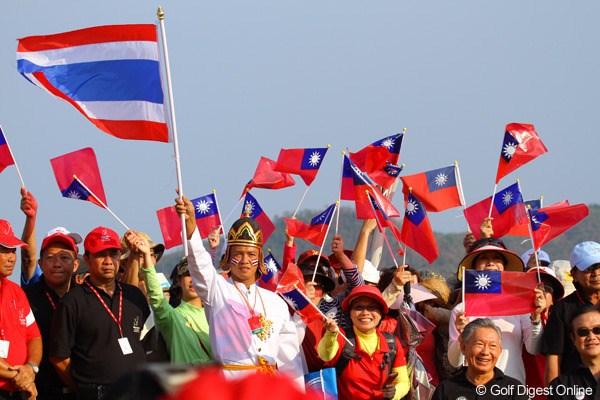 2011年 ホンダLPGAタイランド 最終日 ヤニ・ツェン タイの民族衣装をまとった男性と、ヤニ・ツェンの母国台湾の旗が鮮やか