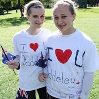 アーロン・バデリーを応援する少女たち。手作りってところが愛情こもっていてgood！ 2011年 ノーザントラストオープン 最終日 アーロン・バデリーのファン