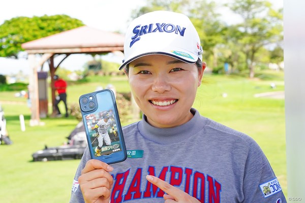 2024年 ロッテ選手権 presented by ホアカレイ 事前 勝みなみ 阪神タイガース佐藤輝選手のカードをクレーンゲーム一発でゲット。さすが勝負師か