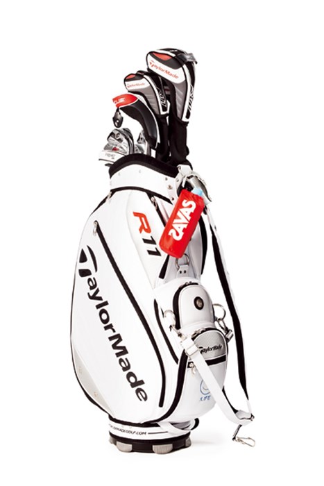 キャディバッグに「ザバス」ロゴの入ったドリンクホルダーを装着する 2011年 スポーツサプリメントブランド「ザバス」が栄養サポート、広告契約を締結 諸見里しのぶ 