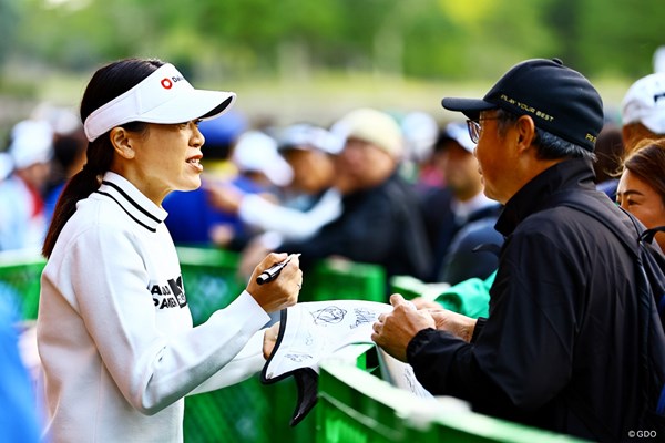 2024年 伊藤園レディスゴルフトーナメント 2日目 大山志保 ホールアウト後はファンにサイン