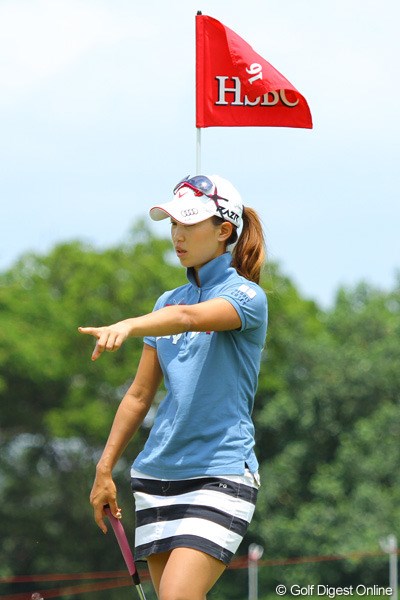 2011年 HSBC女子チャンピオンズ 上田桃子 グリーン上のチェックに余念がなかった上田桃子だったが…