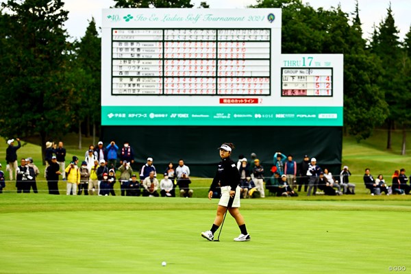 2024年 伊藤園レディスゴルフトーナメント 2日目 山下美夢有 ボードを背に