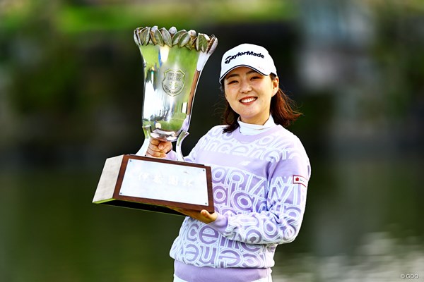 2024年 伊藤園レディスゴルフトーナメント 最終日 山内日菜子 今季初優勝を飾った山内日菜子。地元・宮崎開催の最終戦出場も決めた