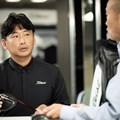 「GT 2 ドライバー」は寛容性と直進性の高いヘッド構造でアマチュアゴルファーにも心強いと話す根津（写真左）（撮影：落合隆仁）