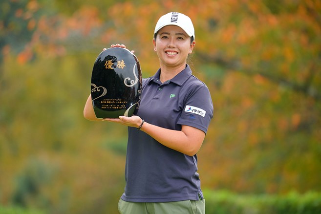 山城奈々が5打差圧勝 下部最終戦で今季2勝目