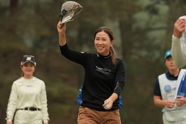 2024年 大王製紙エリエールレディスオープン 2日目 上田桃子 上田桃子は笑顔で18番グリーンから退いた