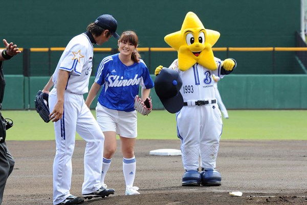 諸見里しのぶ 2011年 横浜－巨人 オープン戦始球式 普段からキャッチボールを練習に取り入れている諸見里しのぶ。ユニフォーム姿もばっちり！？