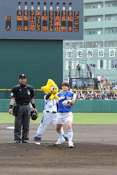 諸見里しのぶ 2011年 横浜－巨人 オープン戦始球式