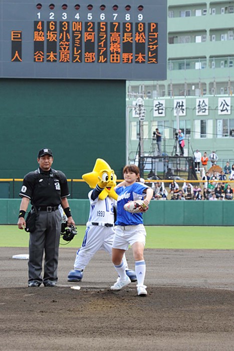 諸見里しのぶの華麗なピッチングフォーム1 諸見里しのぶ 2011年 横浜－巨人 オープン戦始球式