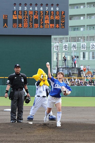 諸見里しのぶ 2011年 横浜－巨人 オープン戦始球式 諸見里しのぶの華麗なピッチングフォーム2