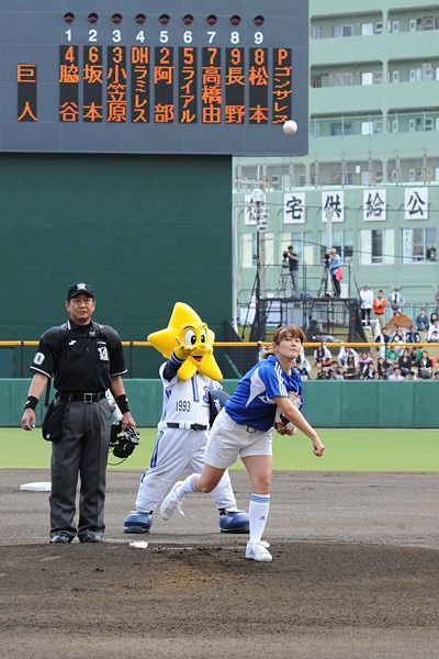 諸見里しのぶ 2011年 横浜－巨人 オープン戦始球式 諸見里しのぶの華麗なピッチングフォーム3