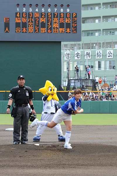 諸見里しのぶ 2011年 横浜－巨人 オープン戦始球式 諸見里しのぶの華麗なピッチングフォーム4