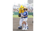 諸見里しのぶ 2011年 横浜－巨人 オープン戦始球式