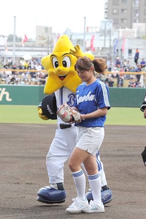 諸見里しのぶの華麗なピッチングフォーム5 諸見里しのぶ 2011年 横浜－巨人 オープン戦始球式