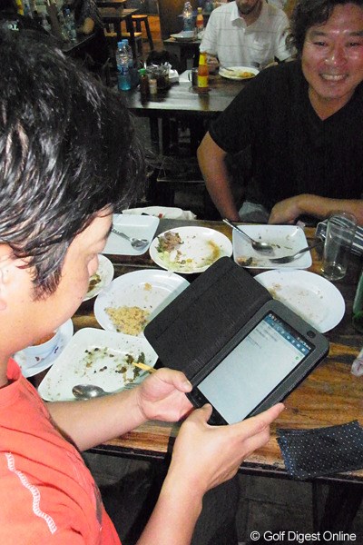 竹本直哉 2011年 タイランド 海外でも携帯端末は必需品。3GSの定額ローミングでネットも繋ぎまくりだ。
