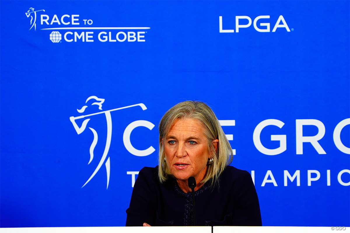 2025年の日程を発表するLPGAコミッショナーのモリー・マクー・サマーン氏