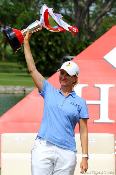 2011年 HSBC女子チャンピオンズ 最終日 カリー・ウェブ 2年ぶりの優勝を飾り優勝トロフィを掲げるカリー・ウェブ