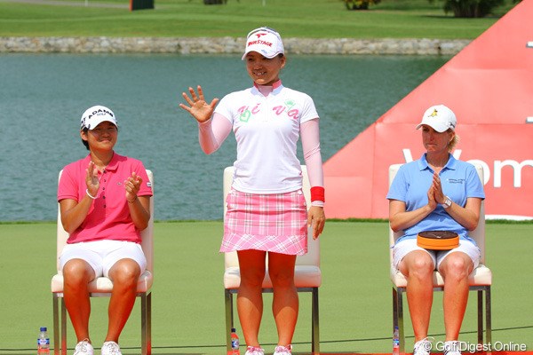 2011年 HSBC女子チャンピオンズ 最終日 有村智恵 表彰式に出席した有村智恵は声援にこたえる