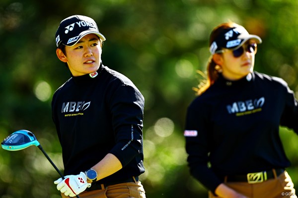 2024年 JLPGAツアーチャンピオンシップリコーカップ 3日目 岩井明愛 岩井千怜 セーターを脱いでも双子コーデ