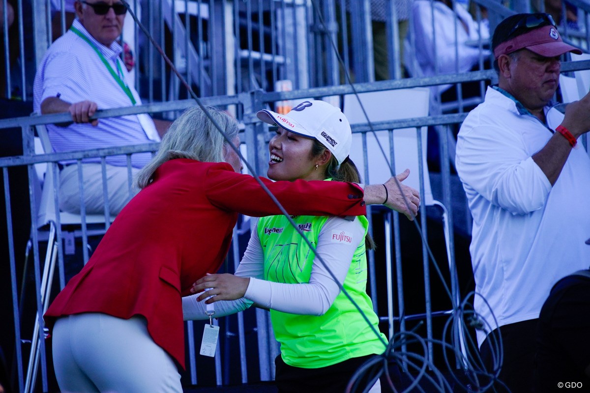 2024年 CMEグループ ツアー選手権 4日目 古江彩佳 モリー・マクー・サマーン サマーンLPGAコミッショナーとハグ