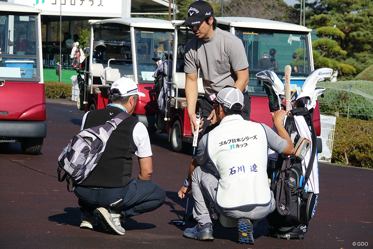 プロアマの間にもパターを調整