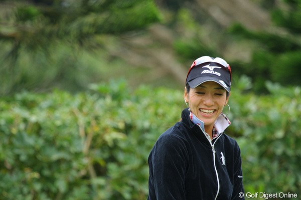 2011年 ダイキンオーキッドレディスゴルフトーナメント 事前 久保啓子 パッティンググリーンで、選手に声を掛けられてこの笑顔
