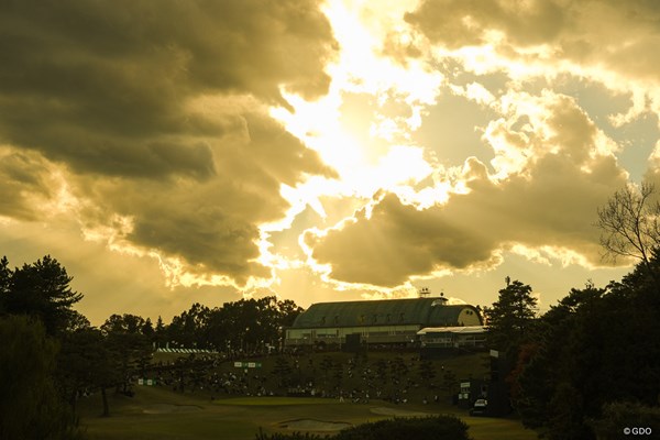 2024年 ゴルフ日本シリーズJTカップ 2日目 Hole18 夕日が近づく