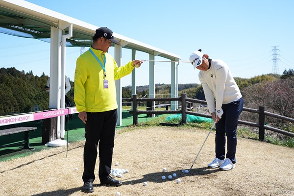 日本では珍しい「アプローチ専門コーチ」永井直樹とはナニモノじゃ！？スピンロフトってナニ？前編 タイトリストの「ボーケイウェッジコーチ」として一年間ツアーに帯同していた。写真は池村寛世を教える永井氏