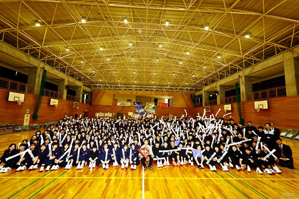 2024年 中島啓太 学生たちと集合写真