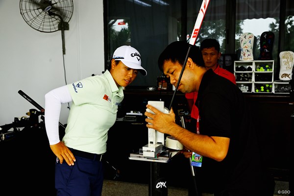 2024年 HSBC女子世界選手権 事前 笹生優花 メーカー担当者とギア談議に花を咲かせる