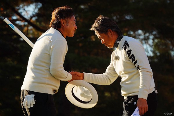 藤田寛之（右）と片山晋呉。1stステージ首位のPGAは逆転負け